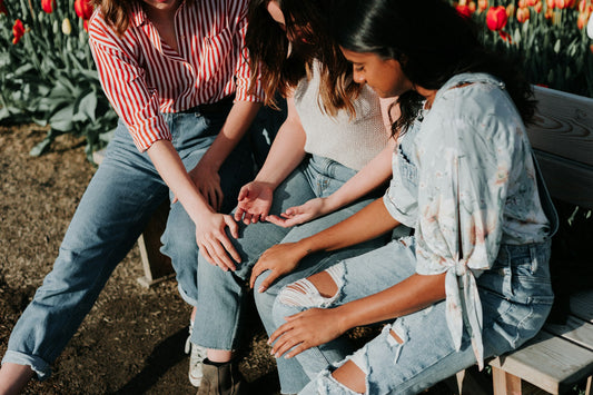 How to Comfort a Grieving Best Friend: Essential Steps and Advice